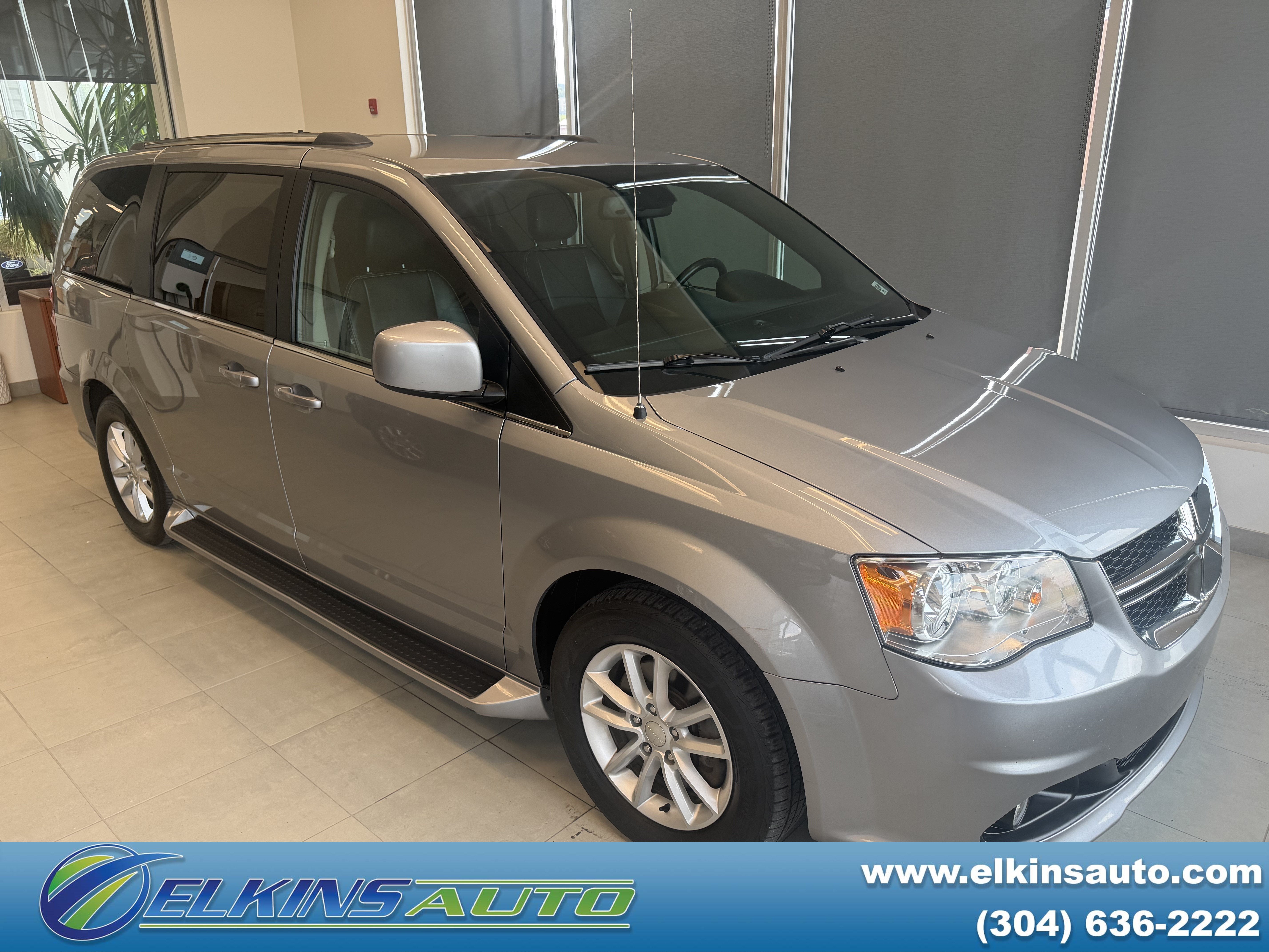 2019 Dodge Grand Caravan SXT in Billet Clearcoat — front three-quarter view